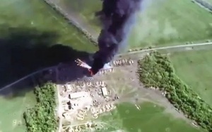 Xuất hiện video căn cứ khổng lồ của Nga ở Ukraine bốc cháy vì bị tấn công bằng hỏa tiễn 