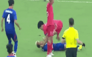 Clip NÓNG 24h: Cầu thủ U23 Lào đưa tay vào miệng ngăn cầu thủ Campuchia nuốt lưỡi