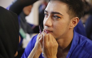 Cả nam, nữ vận động viên Thái Lan, Indonesia trang điểm "như cô dâu" trước khi thi đấu môn Pencak Silat