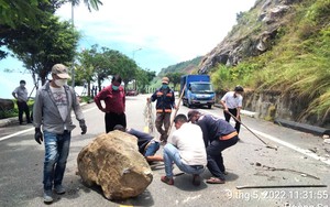 Kinh hãi những khối đá nặng hàng tấn rơi tại tuyến đường du lịch bán đảo Sơn Trà