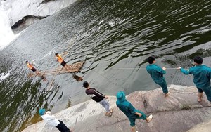Clip NÓNG 24h: Khoảnh khắc cuối cùng của người đàn ông mất tích khi tắm thác ở Nghệ An
