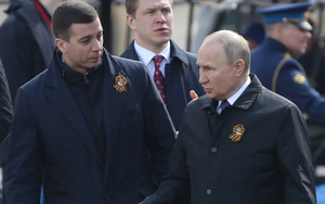 Người đàn ông trẻ tuổi bí ẩn nói chuyện cực thân thiết với Tổng thống Putin trong Ngày Chiến thắng là ai?
