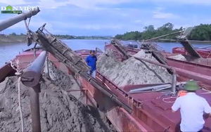 Hàng chục công an vây bắt 6 sà lan khai thác cát trái phép trên sông ở Hà Tĩnh