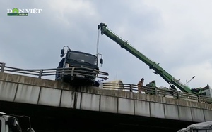 Xe tải tông sập lan can cầu vượt Amata, tài xế may mắn thoát chết 