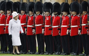 Bí mật đội vệ binh hoàng gia Anh luôn mặc quân phục màu đỏ