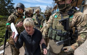 Đặc nhiệm Ukraine ráo riết truy quét những 'kẻ phản bội' trên toàn quốc, bắt 1 phụ nữ 'chỉ điểm'