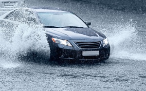 Kinh nghiệm của tài già lái ô tô đường trơn dưới mưa