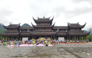 Dòng người đội mưa tham dự đại lễ Phật Đản tại ngôi chùa lớn nhất thế giới