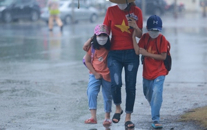 CĐV đội mưa đến xem U23 Việt Nam thi đấu 