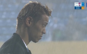Khoảnh khắc đầy &quot;bi thiết&quot;, đứng lặng trong mưa ở sân Thiên Trường của HLV Keisuke Honda