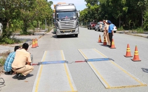 Tung chiêu né trạm cân, tài xế xe tải nhận “trái đắng”