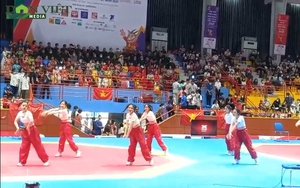 Dàn hoạt náo viên "quẩy" cực sung, cổ vũ các VĐV trong môn Taekwondo