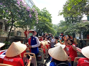 Đoàn vận động viên Thái Lan thích thú với tour trải nghiệm xe buýt 2 tầng quanh Hà Nội