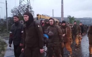 Nóng Mariupol: Thêm hàng trăm binh sĩ Ukraine cố thủ trong nhà máy thép Azovstal ra đầu hàng Nga