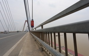 Nhiều phao cứu sinh trên các cầu qua sông Hồng tại Hà Nội đã “không cánh mà bay”