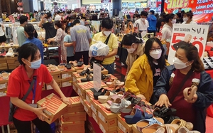 Trung tâm thương mại Sài Gòn đông kín người săn giày dép, quần áo giảm giá 50-60%