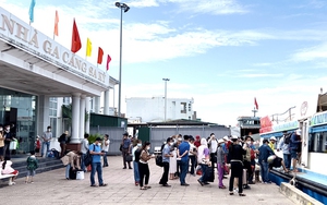 Quảng Ngãi:  Hàng ngàn du khách bắt đầu đổ về Lý Sơn để xem thi dù lượn 