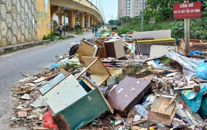 Yên Nghĩa - Hà Đông (Hà Nội): Rác và chất thải xây dựng bao vây chung cư, tràn xuống lòng đường