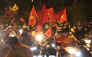 Hàng vạn CĐV xuống đường, "đi bão" chúc mừng U23 Việt Nam