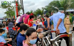 Hàng trăm người hâm mộ Quảng Ninh trèo rào vào xem chung kết bóng chuyền SEA Games 31