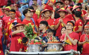 SVĐ Mỹ Đình rực sắc đỏ, các CĐV lập cả ban thờ &quot;lấy vía&quot; may mắn cho U23 Việt Nam