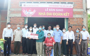 Agribank Tiền Giang trao tặng 5 nhà "Đại đoàn Kết" 