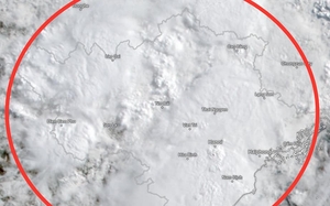 Một đám mây siêu to khổng lồ phủ kín Bắc Bộ, mưa sẽ xối xả từng cơn