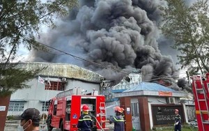 Quảng Nam: Cháy lớn, khói lửa bốc lên ngùn ngụt tại một công ty may