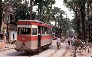 Ký ức Hà Nội: Leng keng tàu điện, chợ Hàng Bè và gánh chè của bà nội