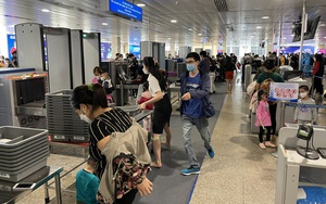 Nhiều khách bỏ quên tài sản tại khu vực soi chiếu sân bay Tân Sơn Nhất