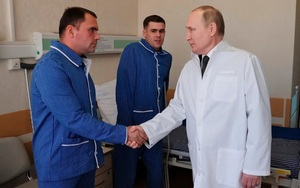 TT Putin thăm binh sĩ Nga bị thương trên chiến trường Ukraine; ký sắc lệnh đặc biệt cho người dân Khereson và Zaporizhzhya 