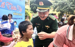 Trẻ em miền núi Quảng Trị lần đầu ăn bánh kem “khổng lồ”