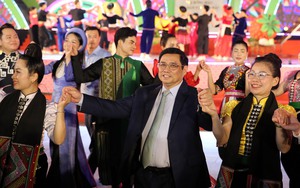 Thủ tướng Phạm Minh Chính tham gia múa vòng xòe đoàn kết tại Sơn La