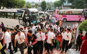 Đông đảo nông dân về dự Hội nghị Thủ tướng đối thoại với nông dân Việt Nam tại Sơn La