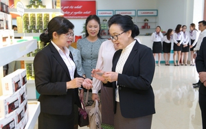 Ladophar đón tiếp phái đoàn ngoại giao Lào và ký kết mở rộng vùng trồng dược liệu