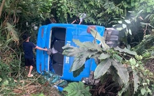 Xe khách chở 30 người mất lái lao xuống vệ đường ở Tam Đảo