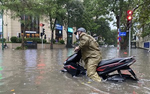 Đường phố Hà Nội ngập nặng sau cơn mưa, xe cộ &quot;bơi&quot; trong nước