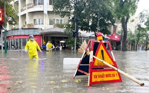 Mưa dông nhiệt là gì mà chỉ trong 2 giờ đã biến Hà Nội phố cũng như sông?