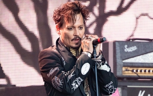 Johnny Depp hát trên sân khấu giữa "bão" kiện tụng với Amber Heard