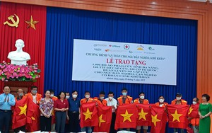 Tặng 1.000 phao cứu sinh cho ngư dân khó khăn của Khánh Hòa