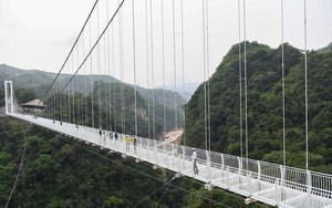 Nhiều báo nước ngoài đưa tin về &quot;trải nghiệm tuyệt vời&quot; tại cầu kính dài kỷ lục ở Việt Nam