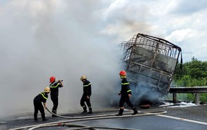 Vụ cháy trên cao tốc Trung Lương – TP.HCM: Xe chở nhớt cháy trơ khung, hơn 2 giờ đồng hồ mới dập được lửa