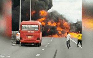 Clip NÓNG 24h: Cháy xe chở dầu, lửa lan rộng trên cao tốc TP.HCM - Trung Lương