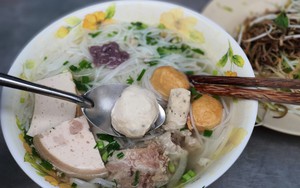 Sài Gòn quán: Chen nhau ngồi vỉa hè ăn tô bún mọc 70.000 đồng bên hông chợ Bến Thành 