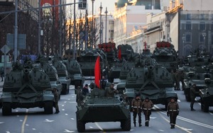 Loạt ảnh xe tăng, chiến đấu cơ Nga diễn tập cho diễu binh Ngày Chiến thắng