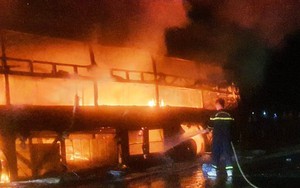 Xe khách Hà Sơn - Hải Vân cháy rụi trên cao tốc Nội Bài - Lào Cai