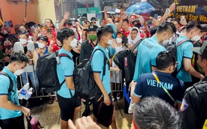 U23 Việt Nam bị "biển" CĐV vây kín tại sân Việt Trì