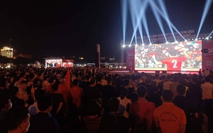 Vạn người chen chân trước màn hình led "khủng" xem U23 Việt Nam - U23 Indonesia thi đấu