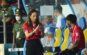 U23 Thái Lan nhận thẻ đỏ, Madam Pang có hành động bất ngờ