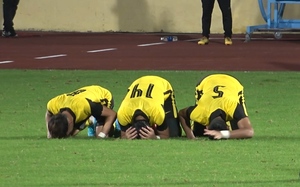 Các cầu thủ Malaysia vỡ òa, quỳ xuống cầu nguyện trên sân Thiên Trường sau khi ngược dòng trước Thái Lan